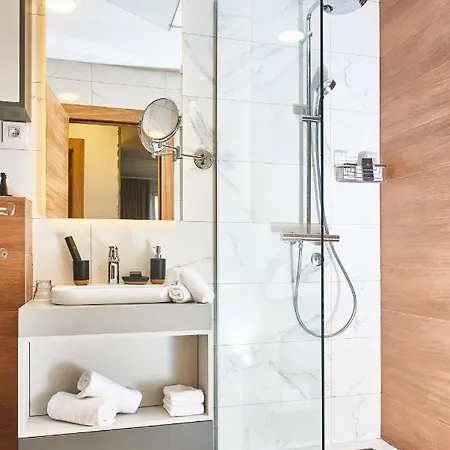 & Апартаменты *